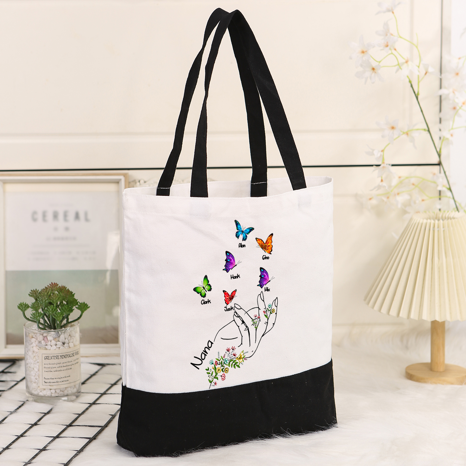 Personalisierte 2-8 Namen Stofftasche mit Schmetterlingen & Handmotiv – Individuelles Segeltuch-Tasche