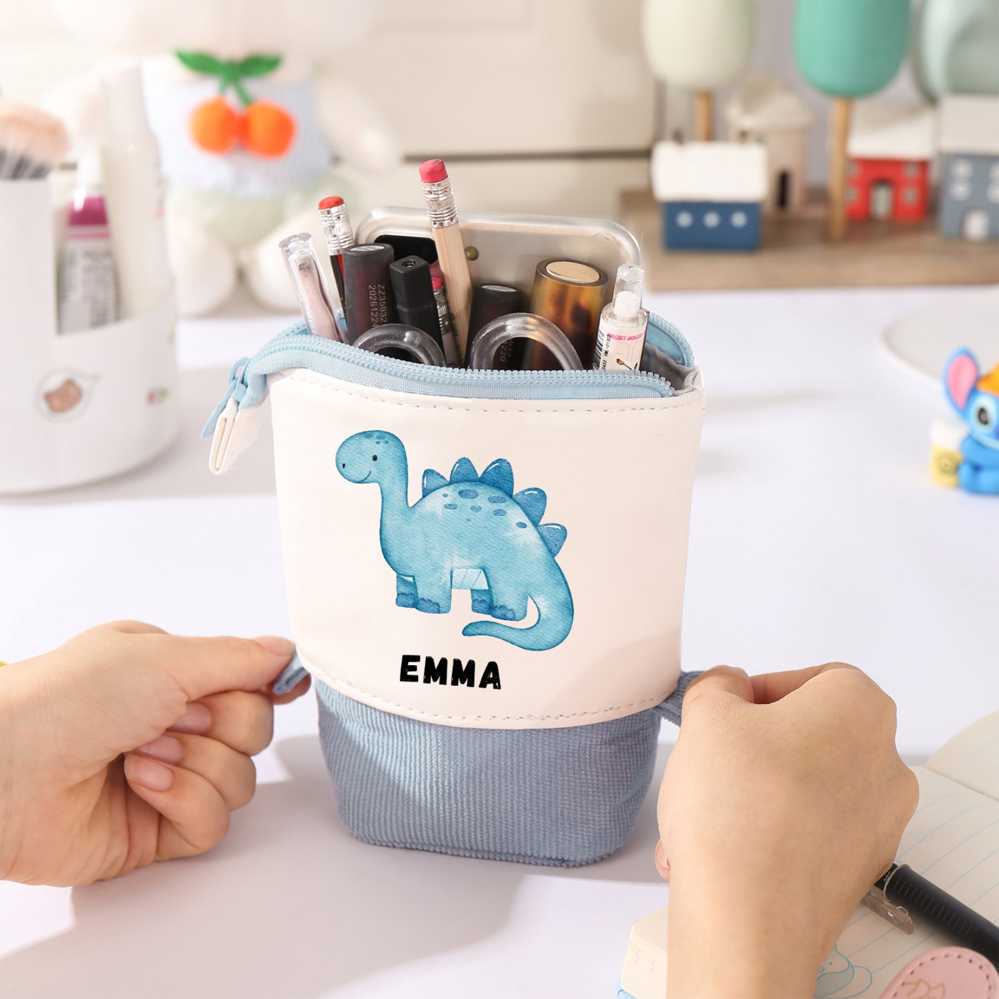Schulanfang Geschenkset-Personalisierter Name & Datum Dino Emaille Tasse & Personalisierter Name Stifteetui & Diono Armband Set - Geschenk für Schulkind mit Geschenk Box