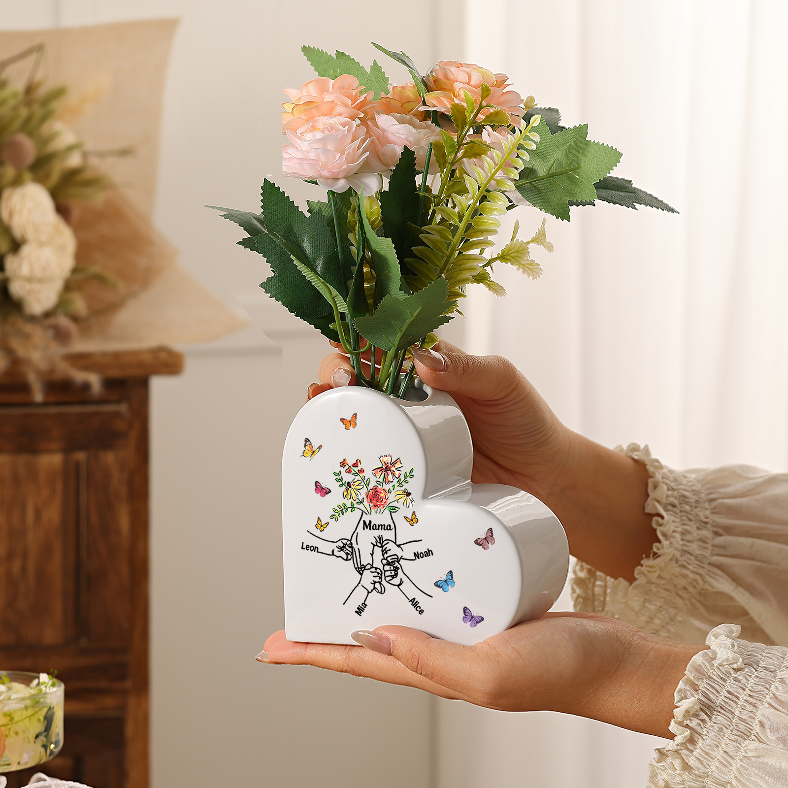 Personalisierte Keramikvase mit Herzmotiv „Hand in Hand“ und 2–8 Vornamen Geschenk für Mama oder Oma