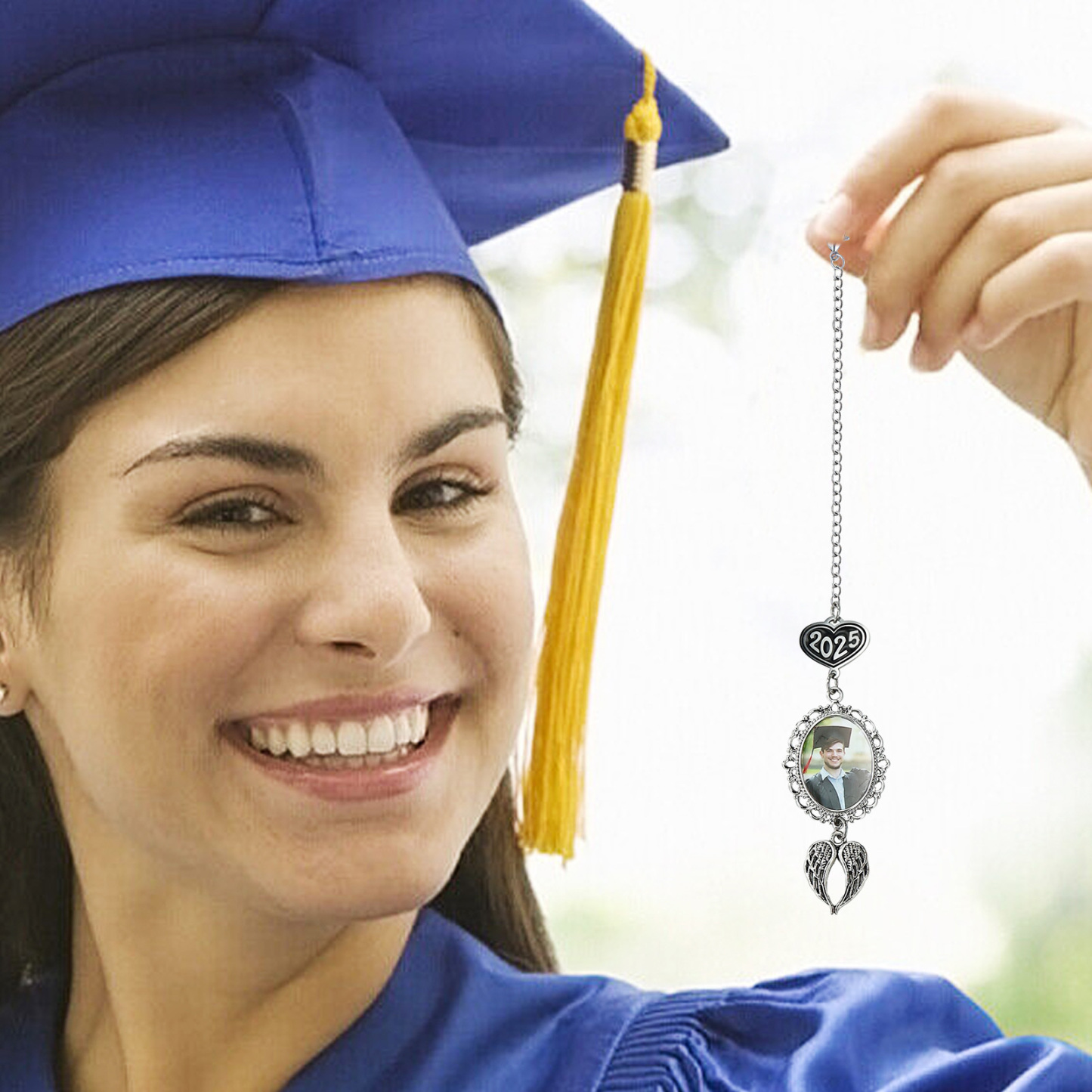 Personalisiertes 1 Foto 2025 Anhänger Vintage Engelsflügeln Graduiertenmütze mit Quaste zum Schulabschluss
