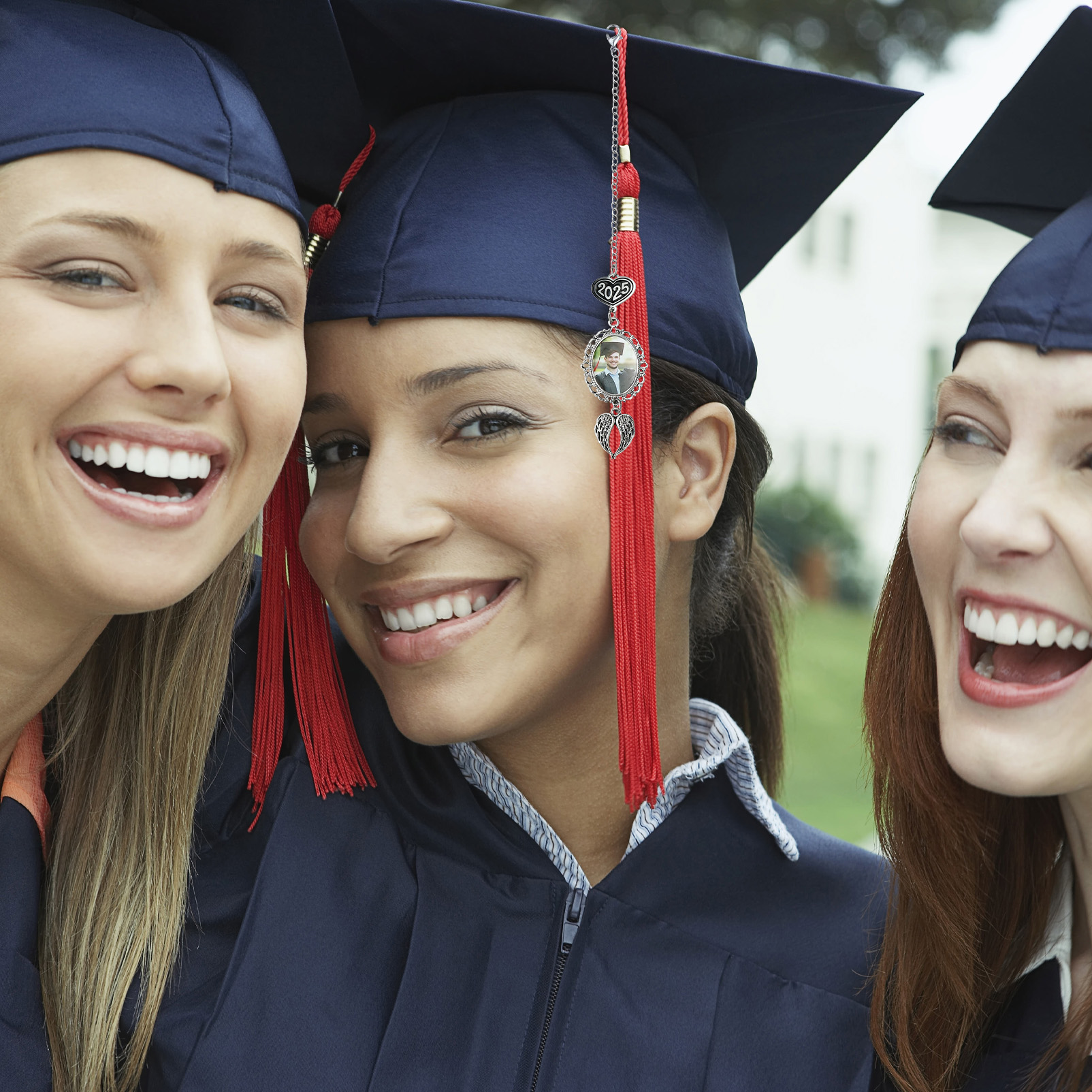 Personalisiertes 1 Foto 2025 Anhänger Vintage Engelsflügeln Graduiertenmütze mit Quaste zum Schulabschluss