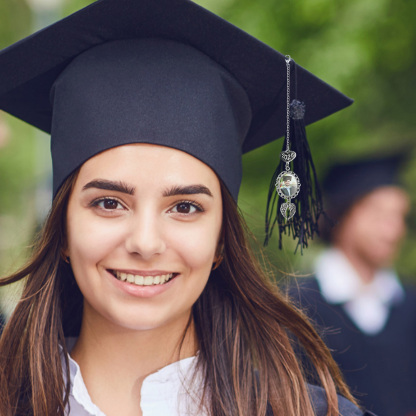 Personalisiertes 1 Foto 2025 Anhänger Vintage Engelsflügeln Graduiertenmütze mit Quaste zum Schulabschluss