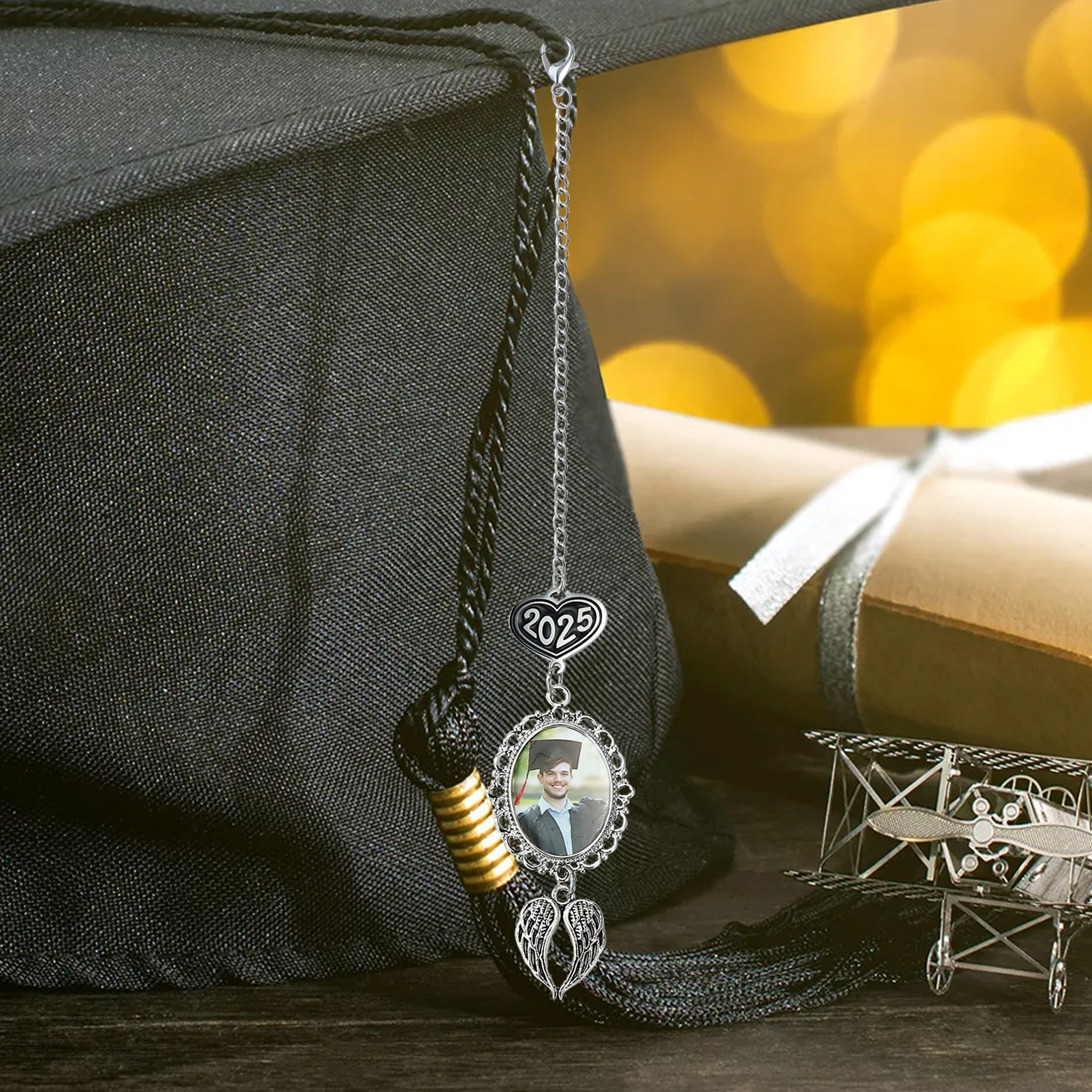Personalisiertes 1 Foto 2025 Anhänger Vintage Engelsflügeln Graduiertenmütze mit Quaste zum Schulabschluss