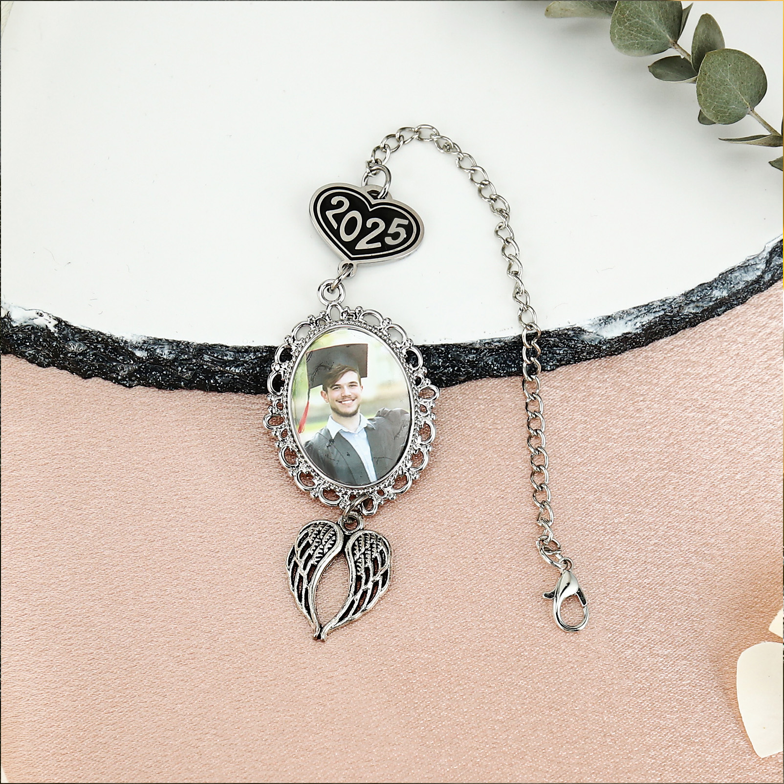 Personalisiertes 1 Foto 2025 Anhänger Vintage Engelsflügeln Graduiertenmütze mit Quaste zum Schulabschluss