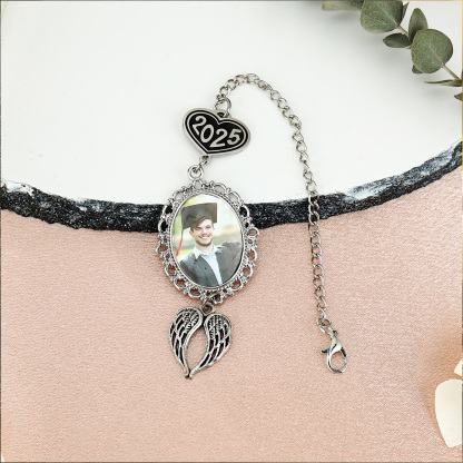 Personalisiertes 1 Foto 2025 Anhänger Vintage Engelsflügeln Graduiertenmütze mit Quaste zum Schulabschluss