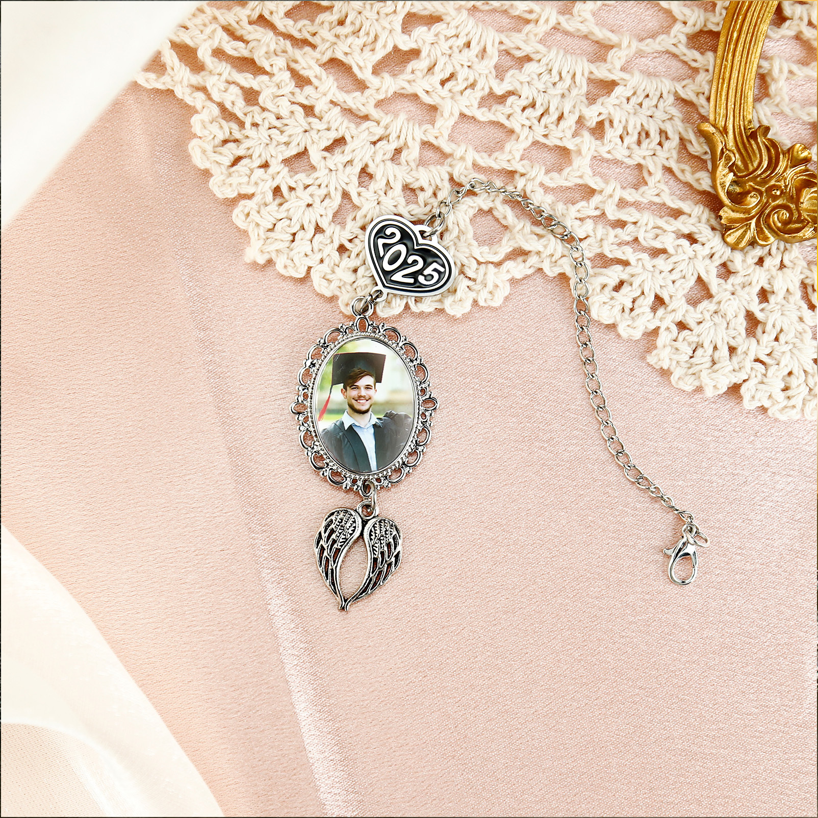 Personalisiertes 1 Foto 2025 Anhänger Vintage Engelsflügeln Graduiertenmütze mit Quaste zum Schulabschluss