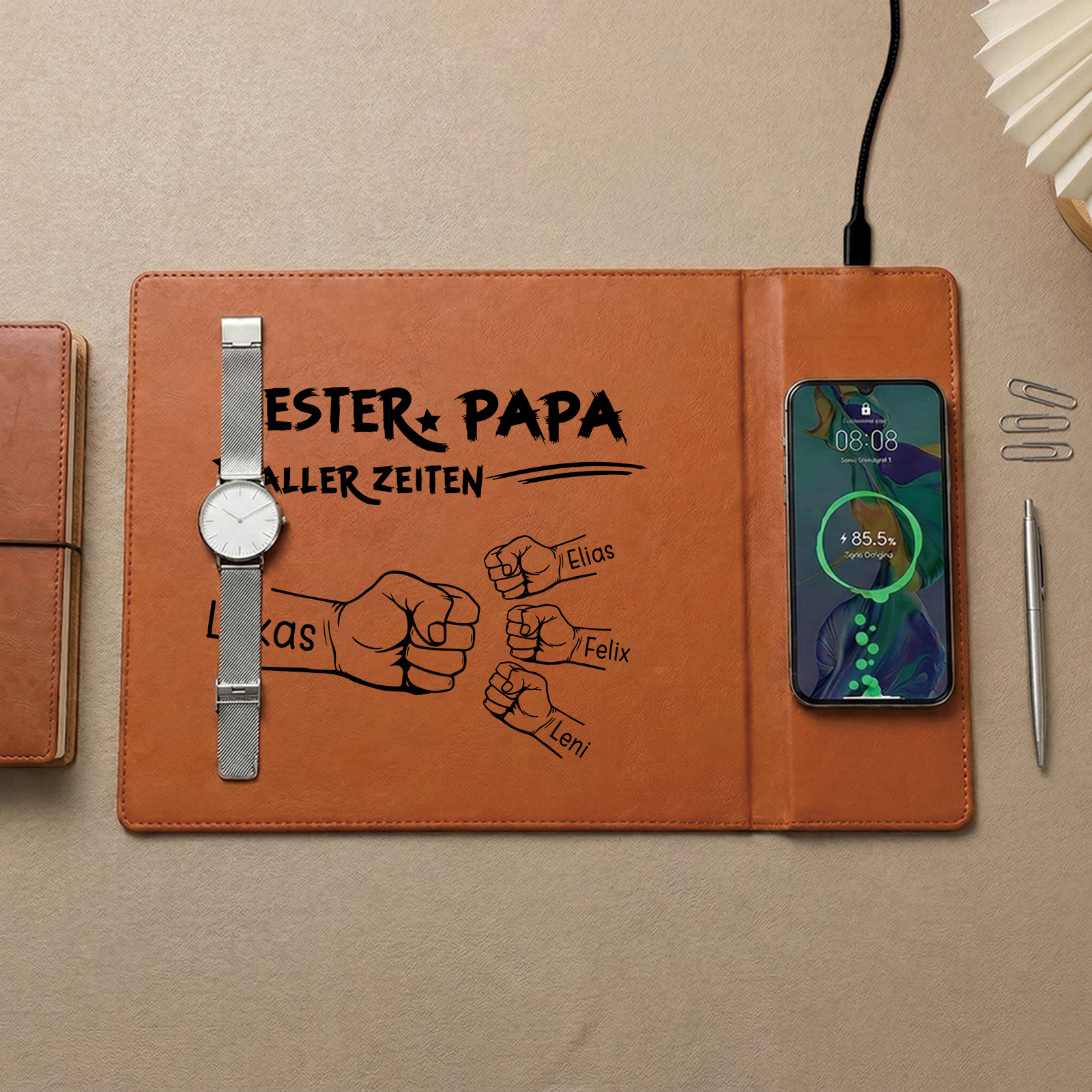 Personalisierte Schreibtischunterlage aus Leder mit kabelloser Ladefunktion mit 1 bis 6 Namen und Faust-Motiv Vatertags- oder Geburtstagsgeschenk für Papa und Opa | Kettenmachen