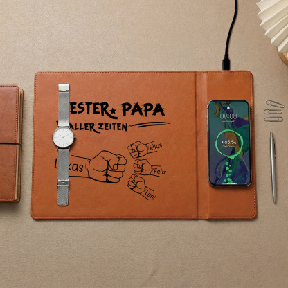 Personalisierte Schreibtischunterlage aus Leder mit kabelloser Ladefunktion mit 1 bis 6 Namen und Faust-Motiv Vatertags- oder Geburtstagsgeschenk für Papa und Opa | Kettenmachen