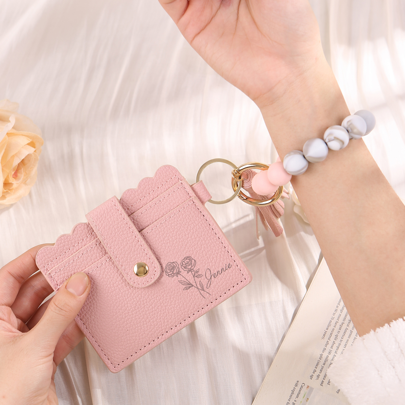 Personalisierte Leder- Kartenetui mit Name & Geburtsblume und Perlen-Handschlaufe, individuelles Geschenk für Frauen