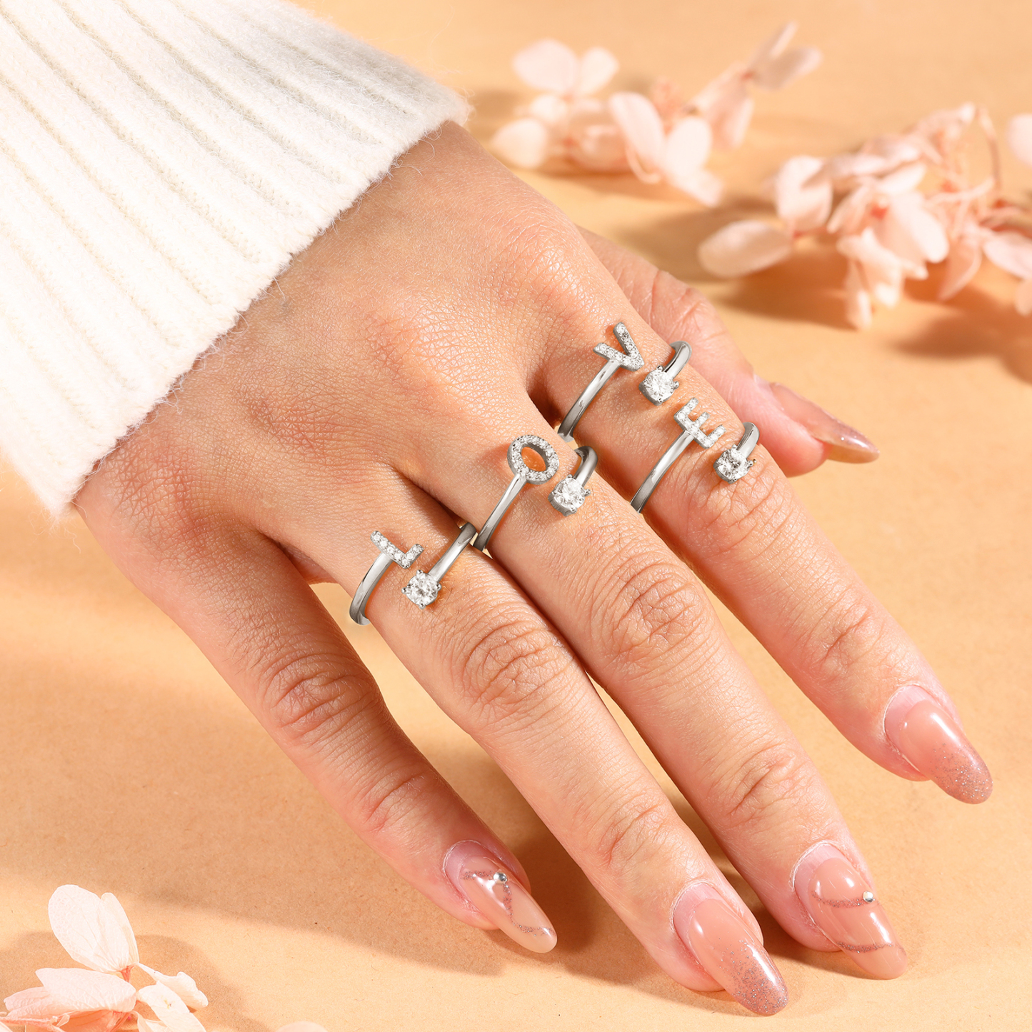 Personalisierbarer 1 Name & Buchstabe Fein Golden/ Silber Ring mit Zirkonia – individuelles Schmuckstück