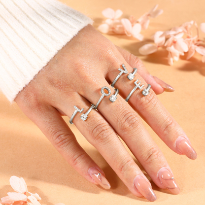 Personalisierbarer 1 Name & Buchstabe Fein Golden/ Silber Ring mit Zirkonia – individuelles Schmuckstück