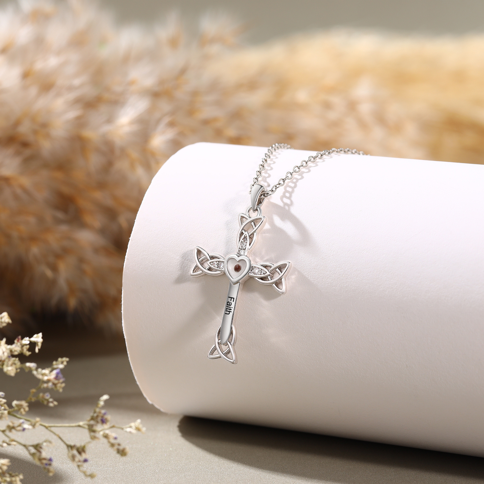 Halskette mit Senfkörnern, keltischem Knotenkreuz und Herz