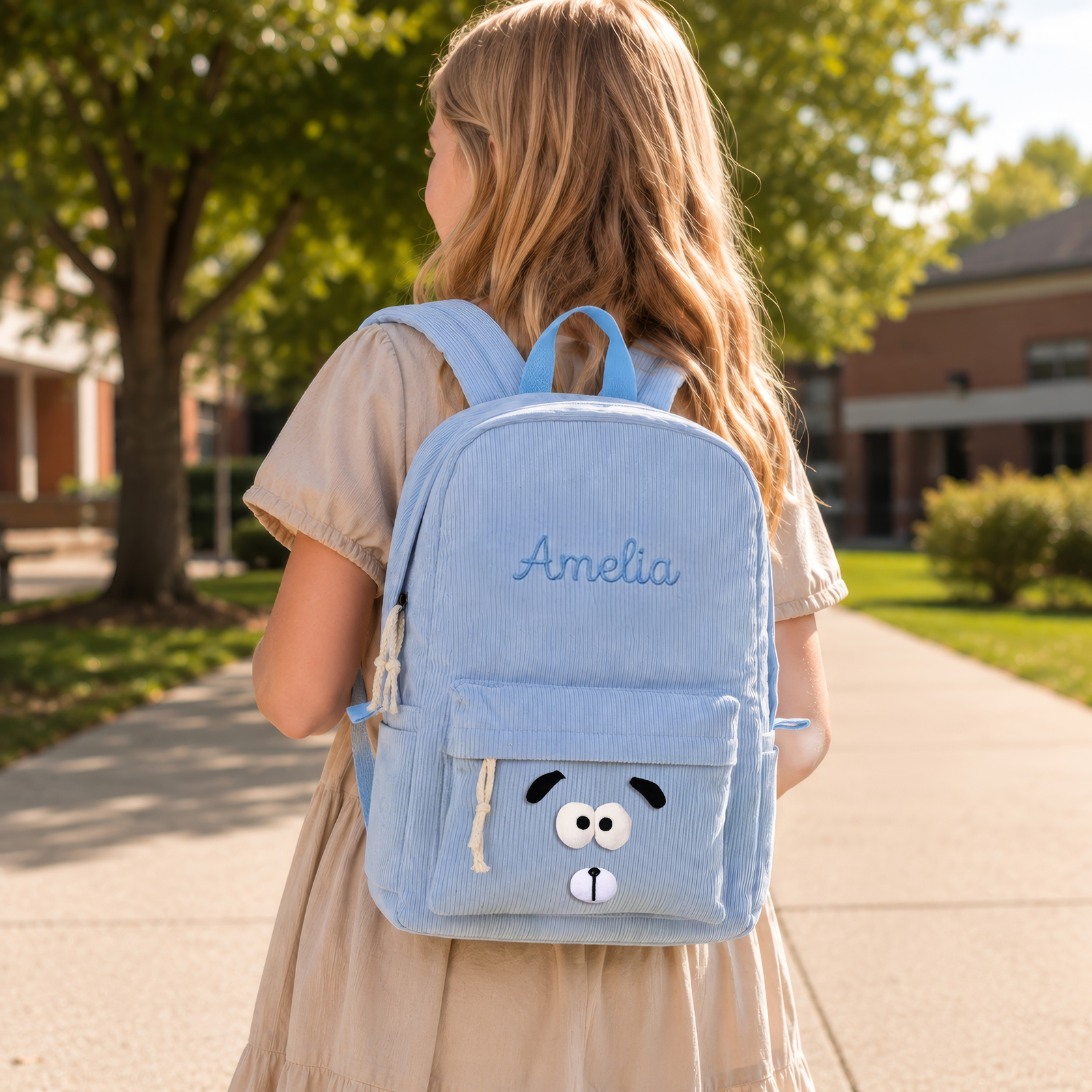 Personalisierter Kinderrucksack mit Namen aus Cord Namensstickerei mit Hund- oder Dino-Motiv als Geschenk für Kinder