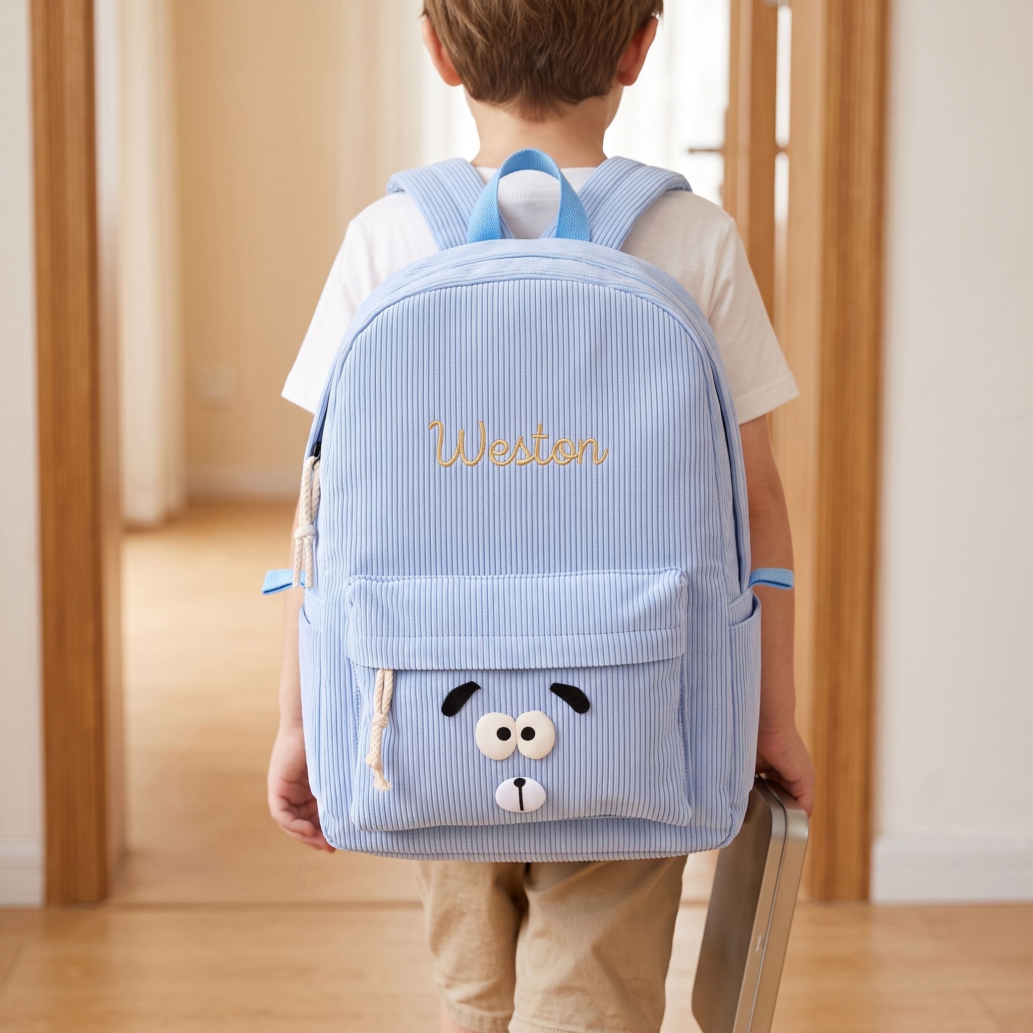 Personalisierter Kinderrucksack mit Namen aus Cord Namensstickerei mit Hund- oder Dino-Motiv als Geschenk für Kinder