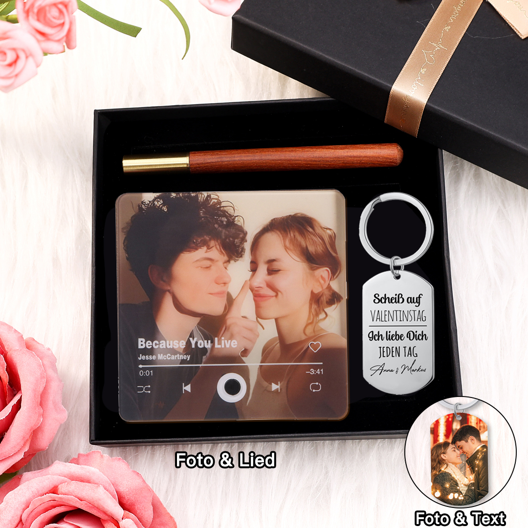 Personalisierte 1 Foto & Lied Acryl-Kühlschrankmagnet & Foto & Text Metall-Schlüsselanhänger – Scheiß auf Valentinstag, Ich liebe Dich jeden Tag – Schlüsselanhänger & Kühlschrankmagnet & Stift Geschenkbox Set für Paar