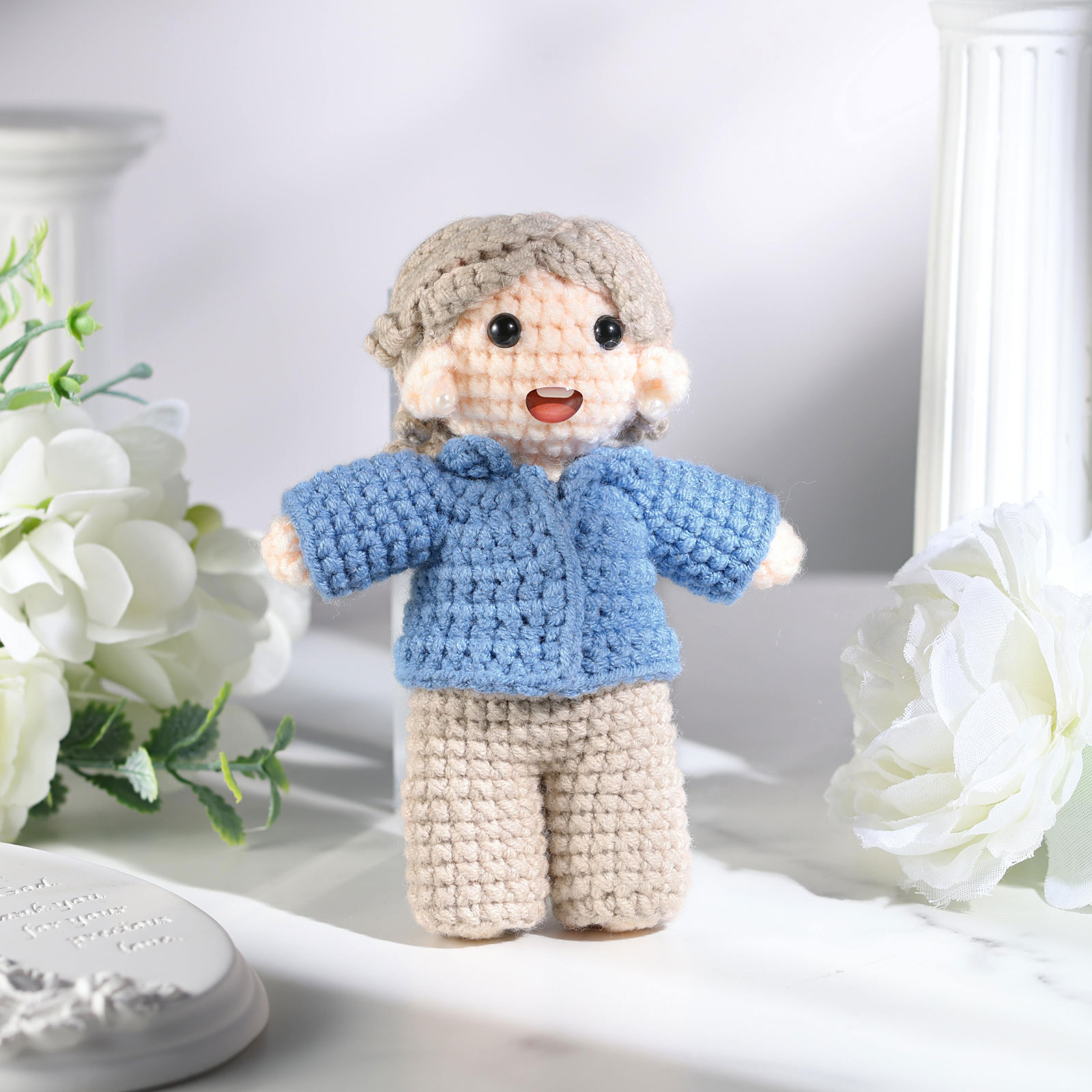 Handgefertigter Personalisierter Foto Häkelpuppe aus Garn mit Kleid zum Verkauf