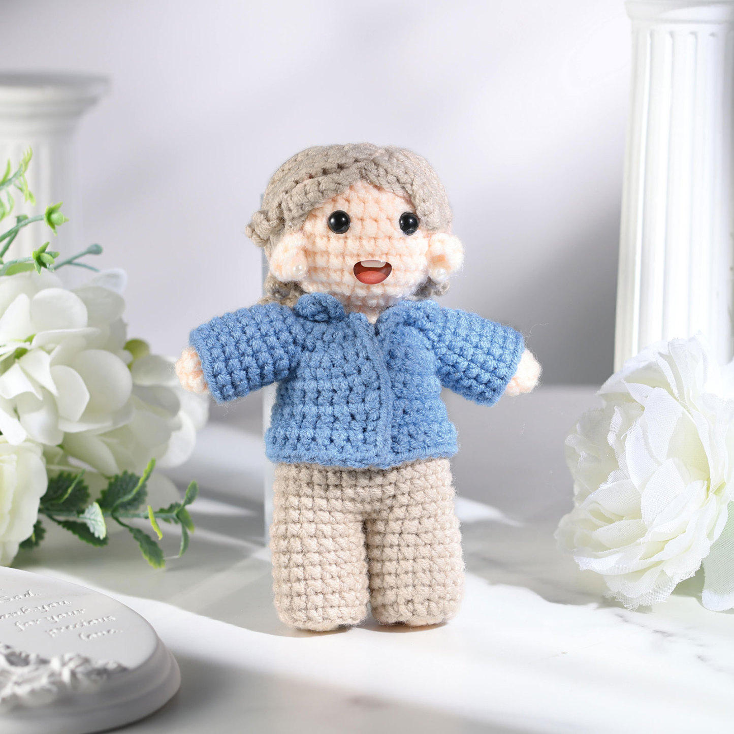 Handgefertigter Personalisierter Foto Häkelpuppe aus Garn mit Kleid zum Verkauf