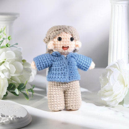Handgefertigter Personalisierter Foto Häkelpuppe aus Garn mit Kleid zum Verkauf