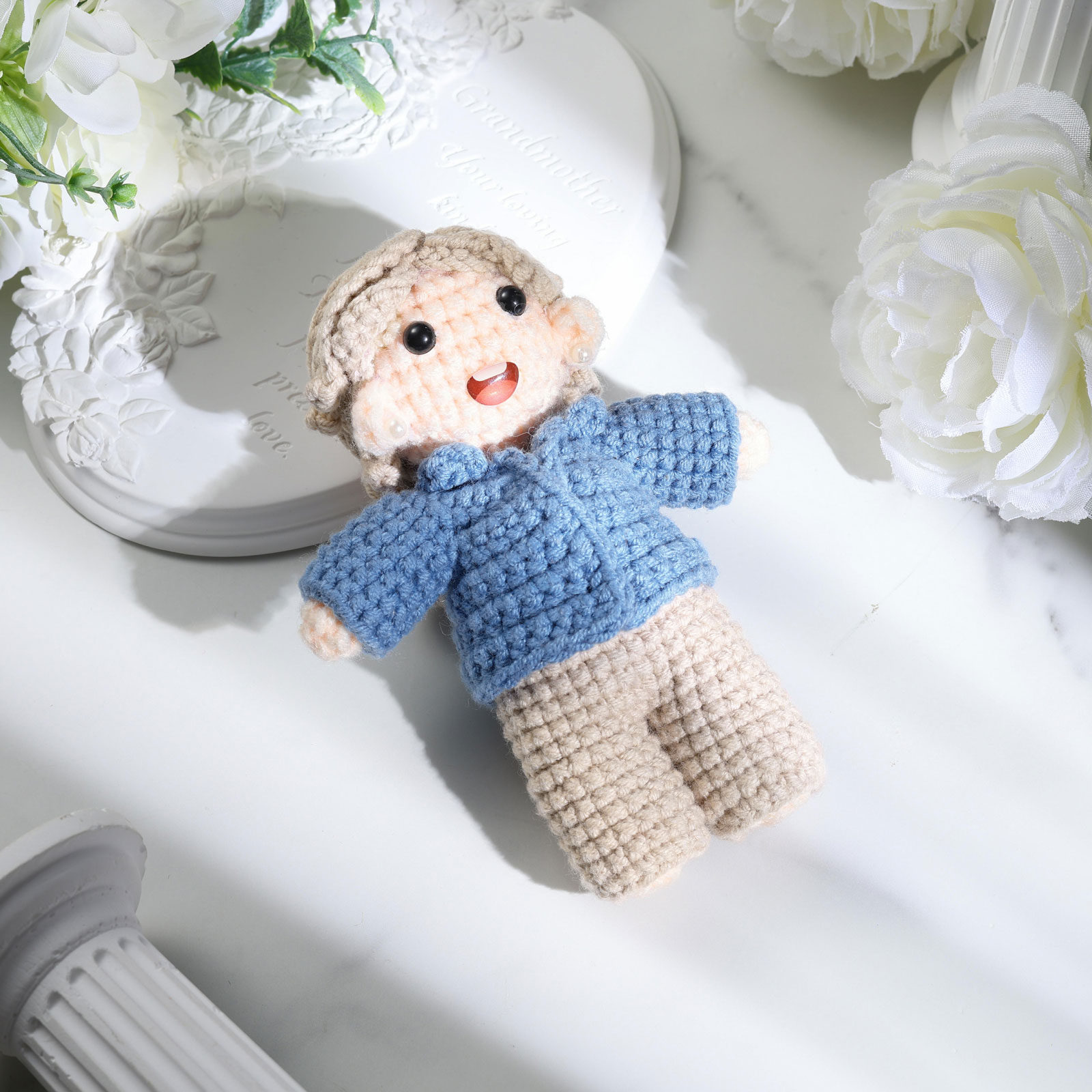 Handgefertigter Personalisierter Foto Häkelpuppe aus Garn mit Kleid zum Verkauf