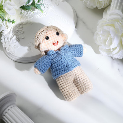 Handgefertigter Personalisierter Foto Häkelpuppe aus Garn mit Kleid zum Verkauf