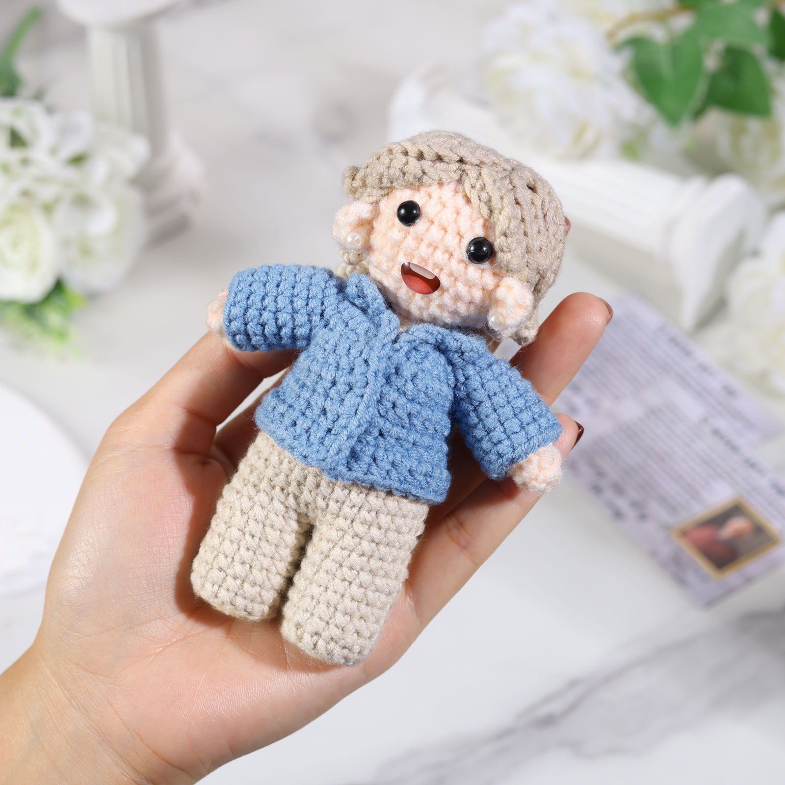 Handgefertigter Personalisierter Foto Häkelpuppe aus Garn mit Kleid zum Verkauf