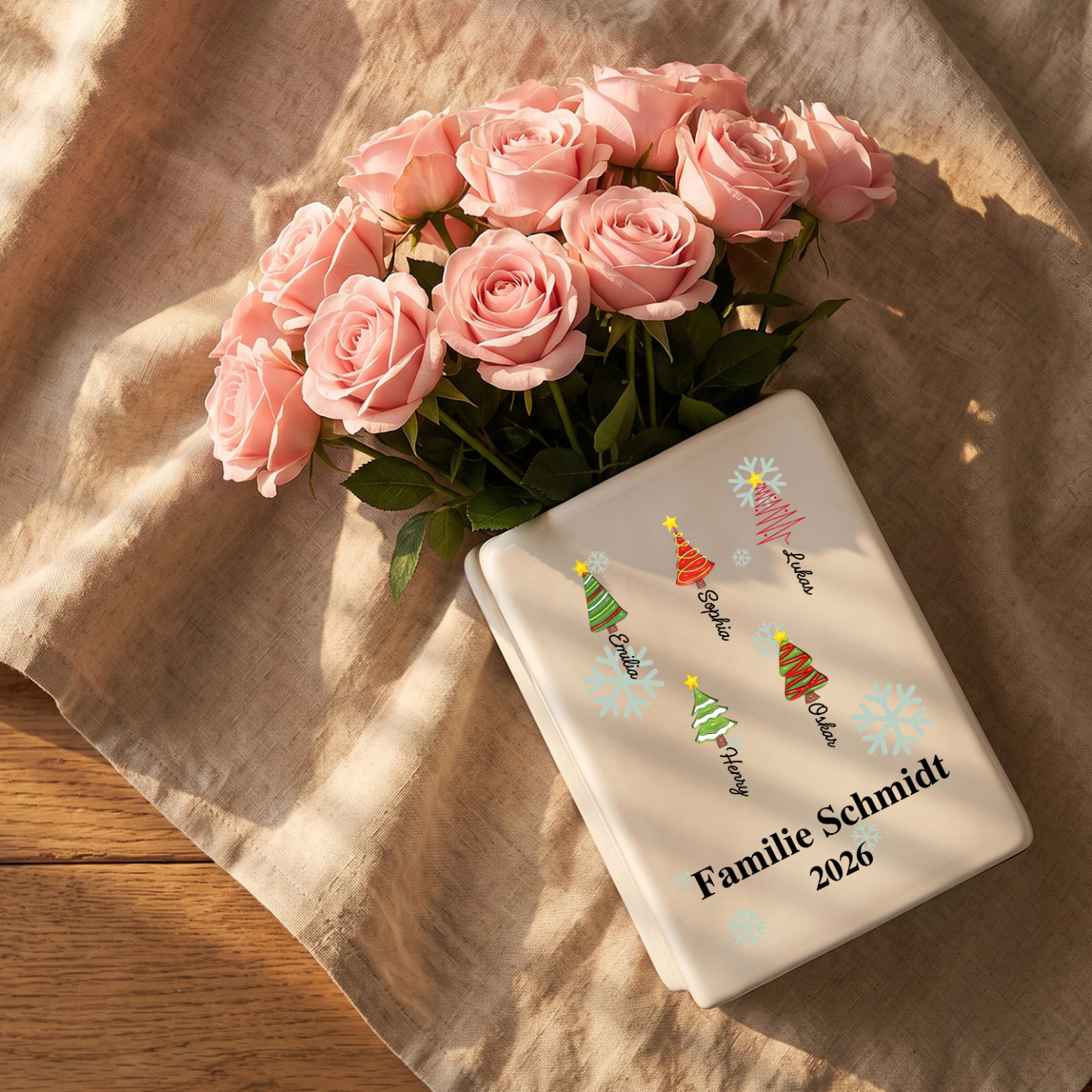 Personalisierte Keramikvase in Buchform mit Namen Familiennamen und Weihnachtsbaummotiven Weihnachtsgeschenk für Mama oder Oma