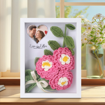 Personalisierter Schaukasten-Bilderrahmen mit gehäkeltem Gerbera-Paar