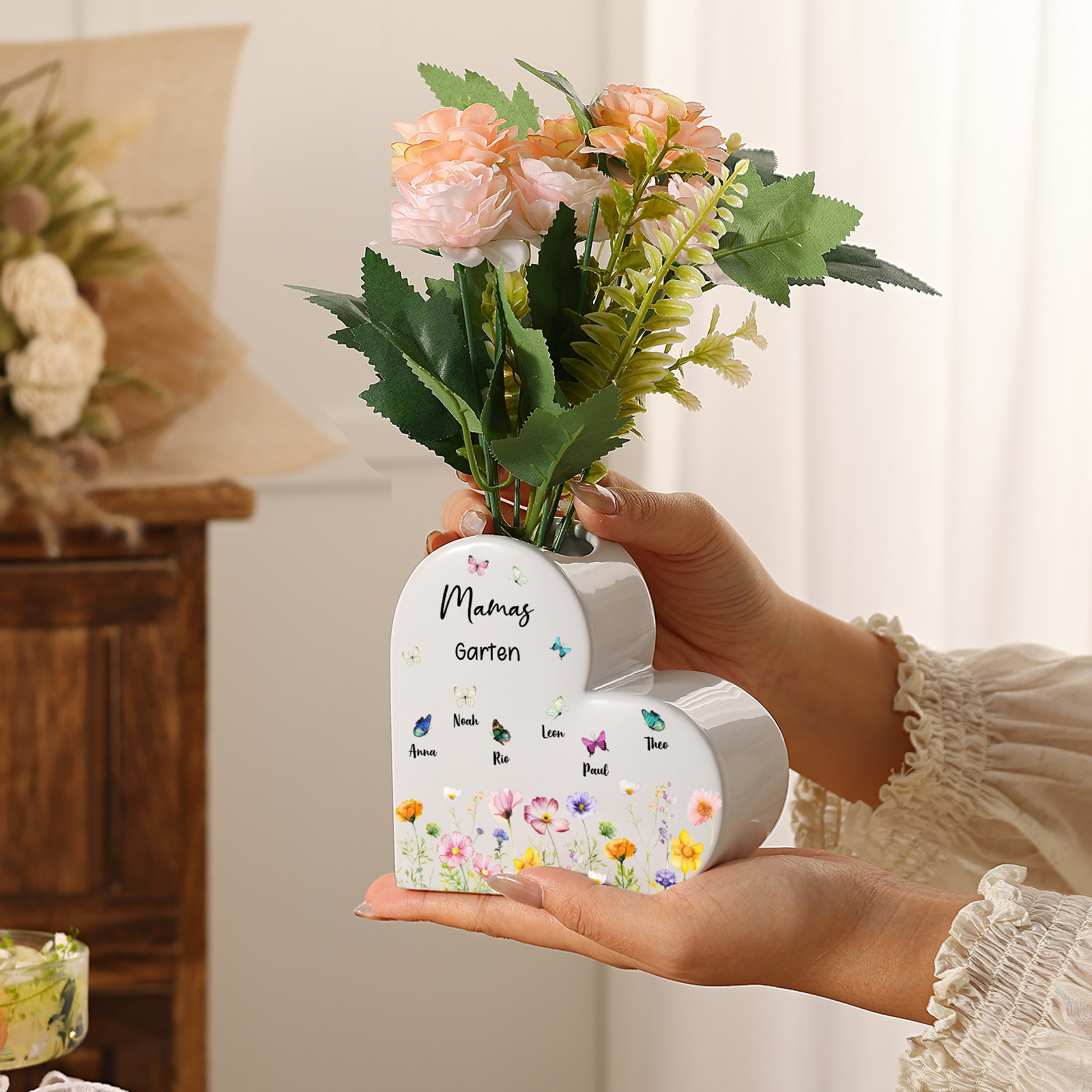 Personalisierte herzförmige Keramikvase mit Blumen- und Schmetterlingsmotiv, personalisiert mit 1–10 Namen