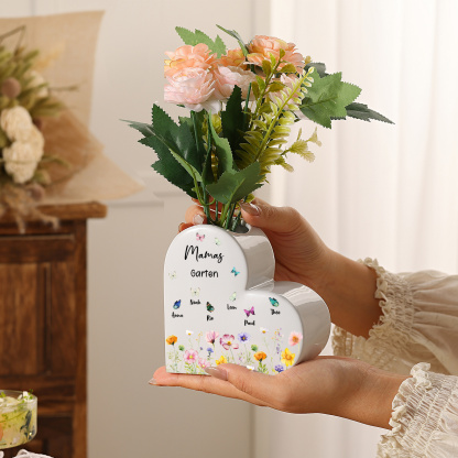 Personalisierte herzförmige Keramikvase mit Blumen- und Schmetterlingsmotiv, personalisiert mit 1–10 Namen