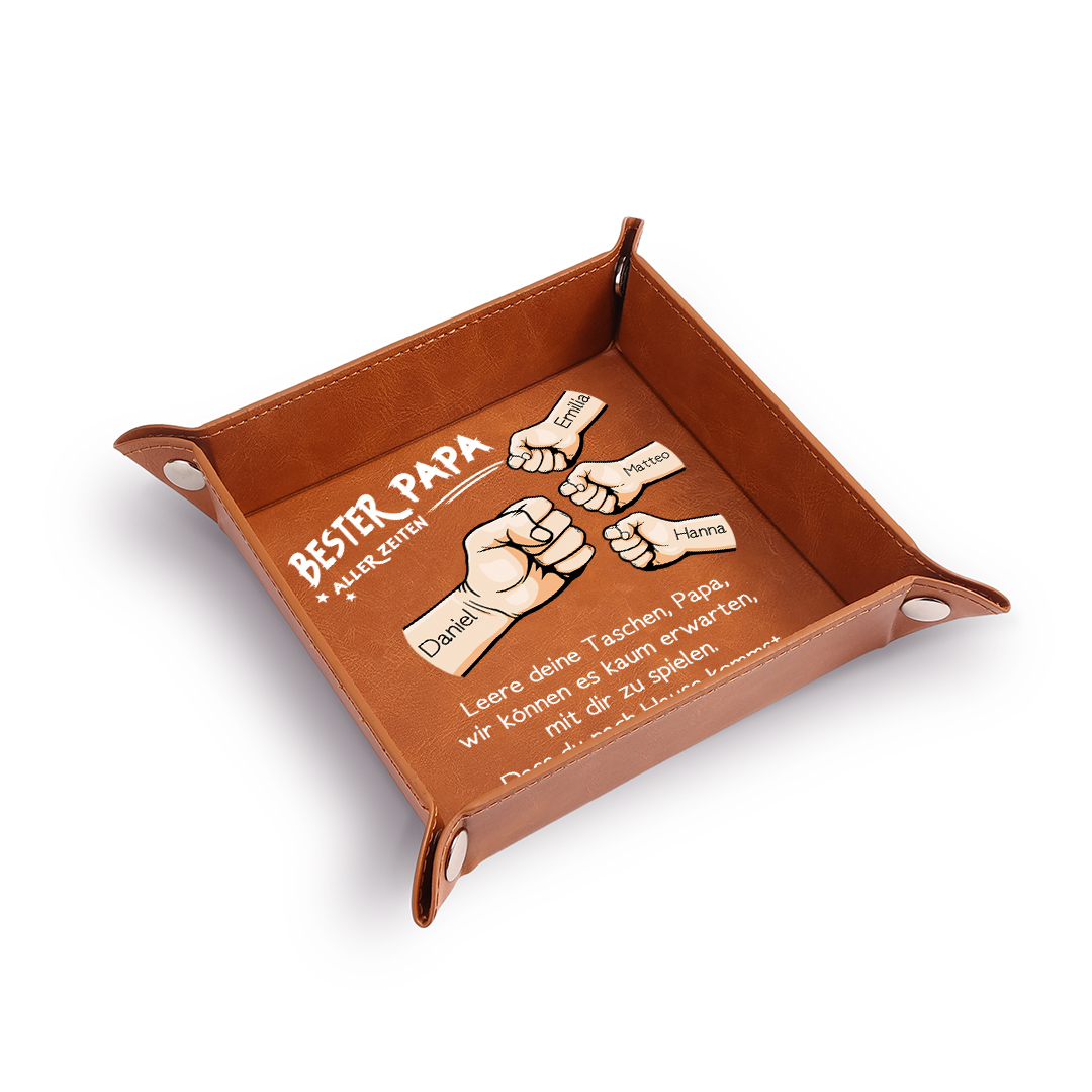 Personalisierte Lederablage für Papa mit 1–6 Namen und Faustgruß-Motiv