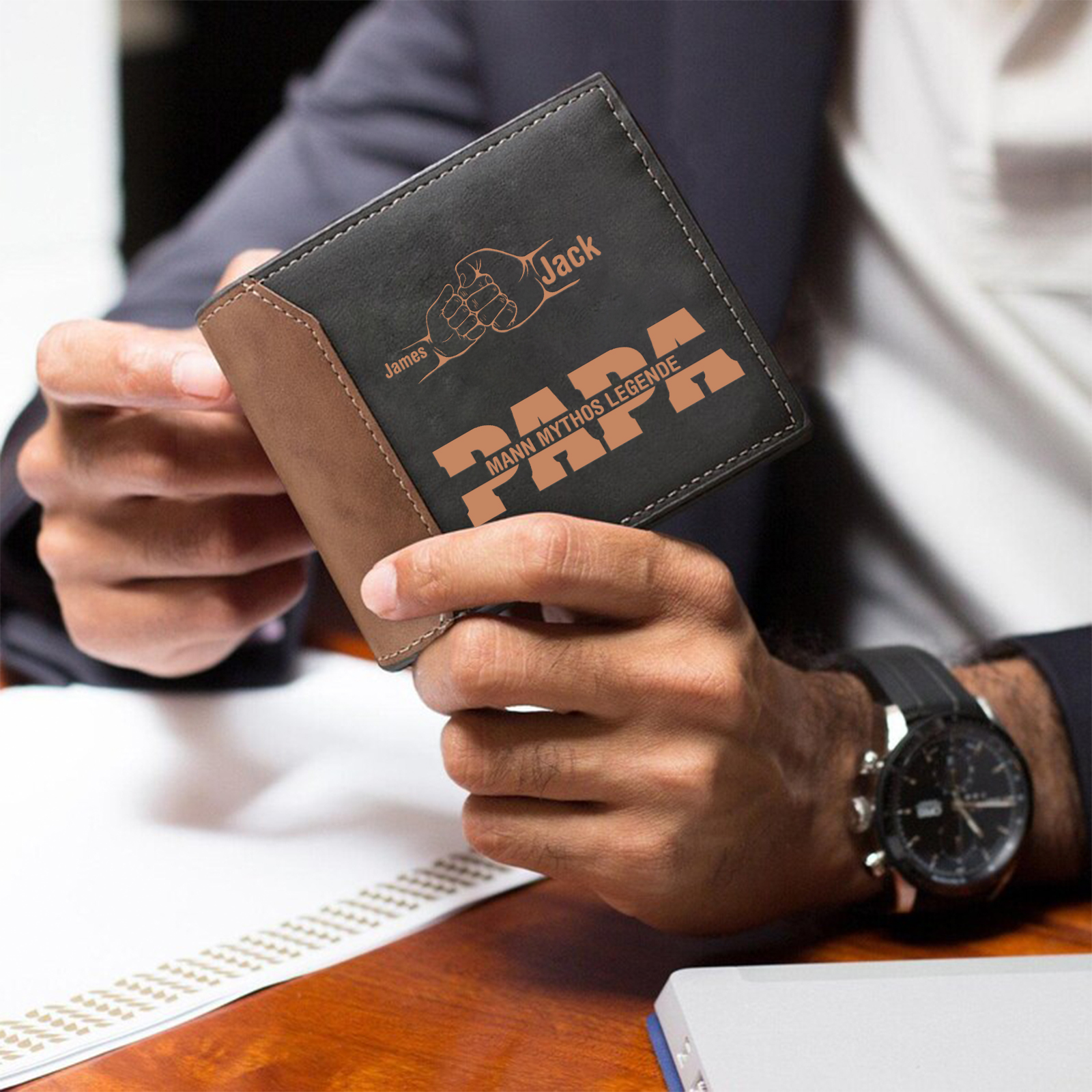 Herren Personalisierte 2-7 Namen & Text- Papa Leder Geldbörse mit Faust-- Geschenk für Papa zum Vatertag