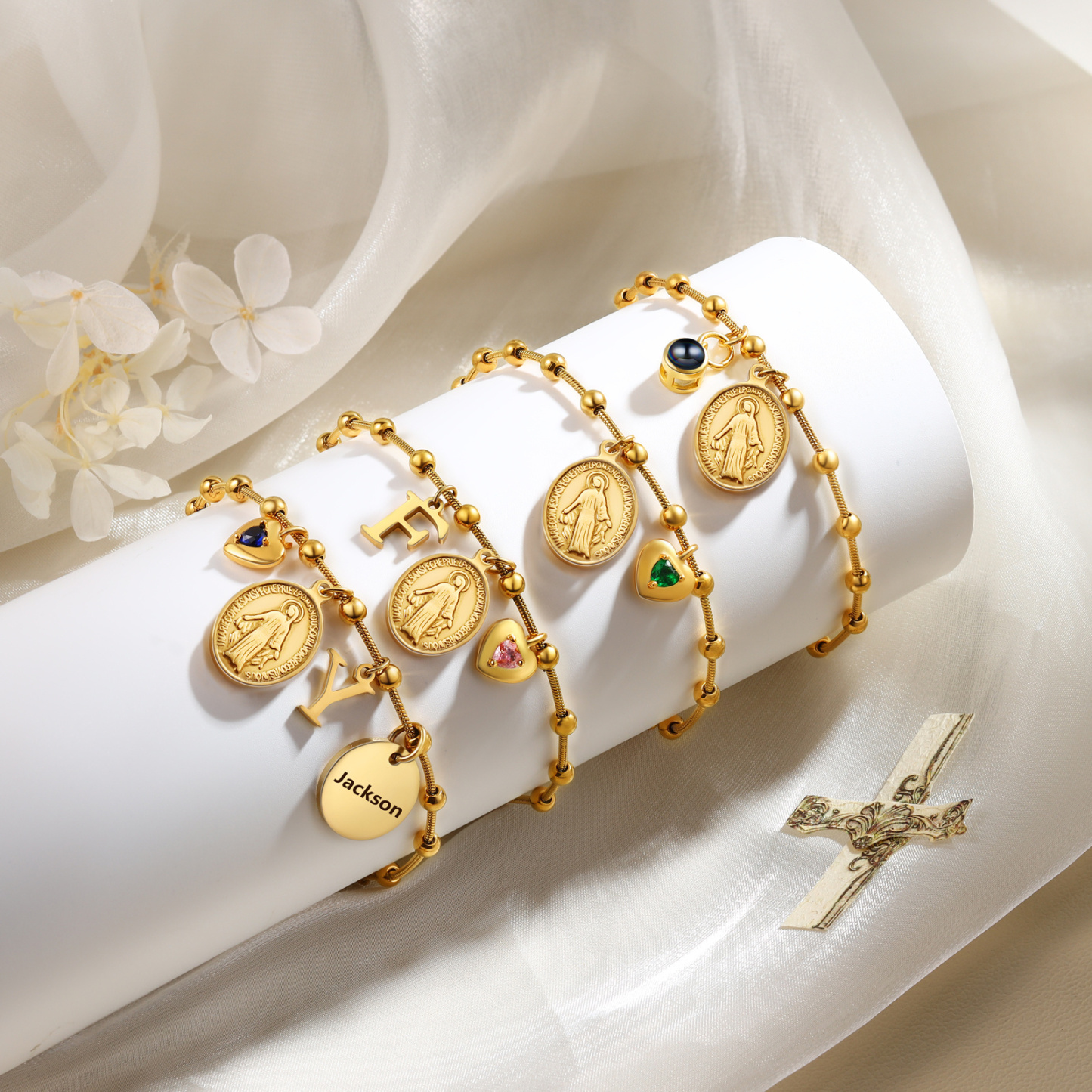 Armband in Gold mit Jungfrau Maria, Kreuz, Geburtsstein und Initiale