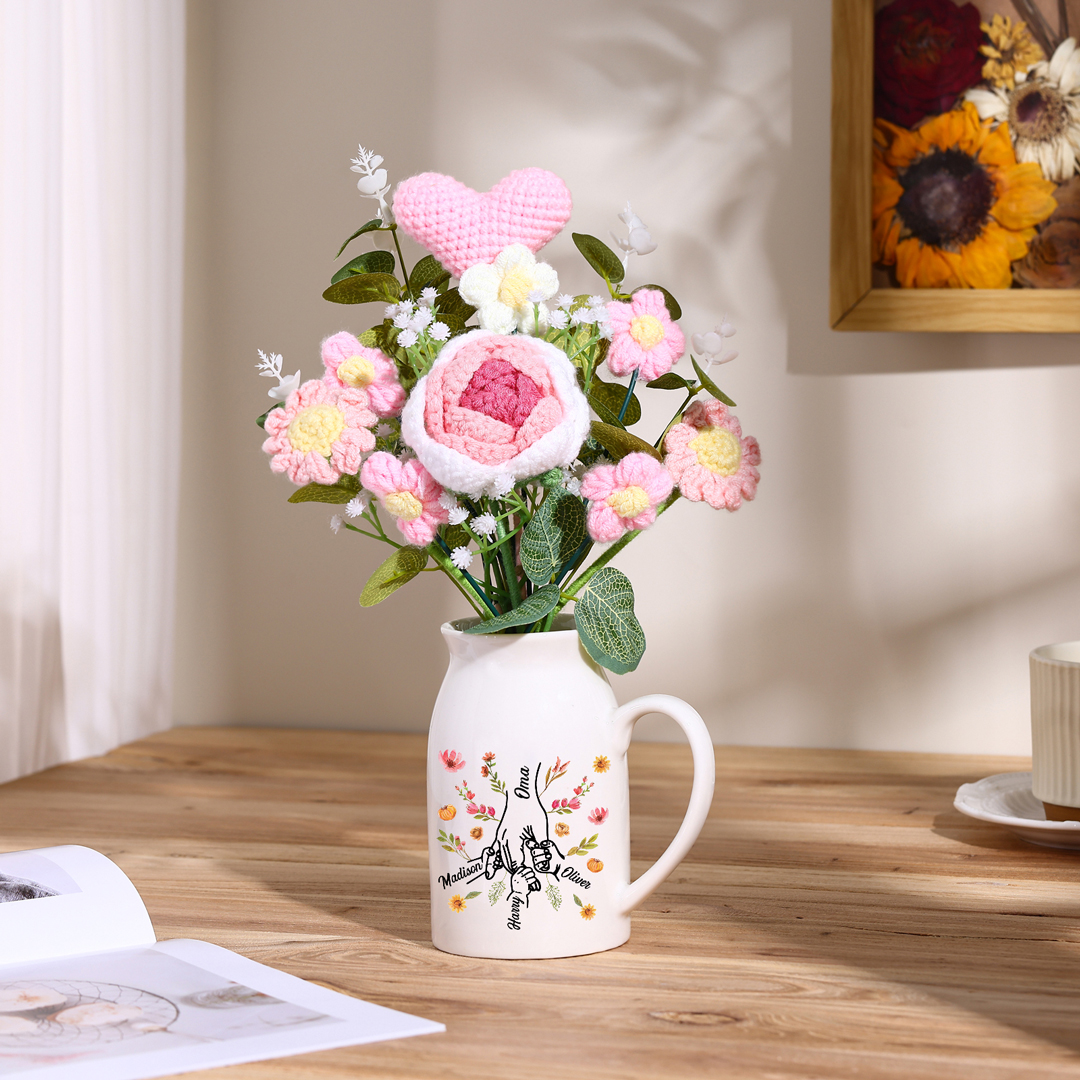 Personalisierter Keramik-Krug mit gehäkeltem Blumenstrauß – Geschenk für Oma,mit Namen, Muttertagsgeschenk