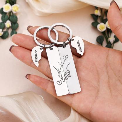 Personalisierbar 2 Buchstaben & Datum-Hand in Hand Herz Paar Metall-Schlüsselanhänger-An meinen Schatz-Geschenk mit Nachrichtenkarte