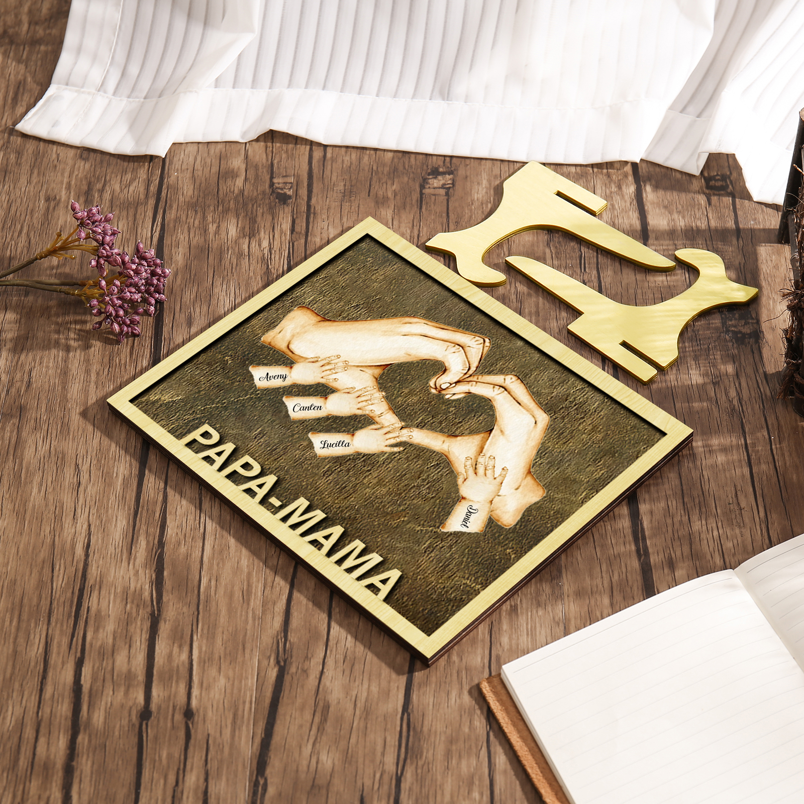 PAPA-MAMA Holz Deko-Personalisierbare 4 Namen Ornament Familie Hand in Hand Holzdekoration für Eltern