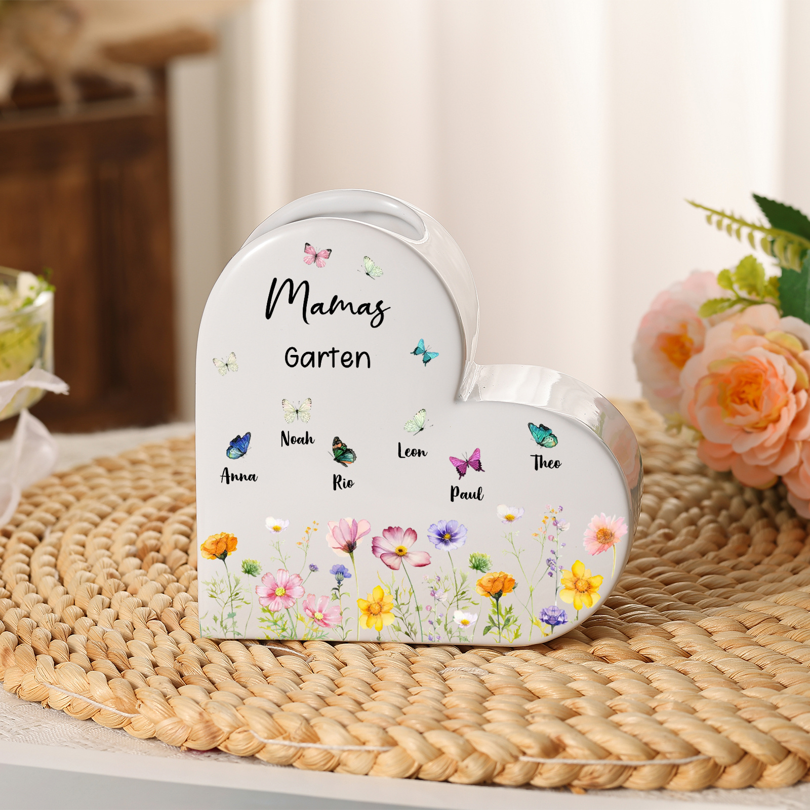 Personalisierte herzförmige Keramikvase mit Blumen- und Schmetterlingsmotiv, personalisiert mit 1–10 Namen – „Mamas Garten“ – Muttertags- und Geburtstagsgeschenk für Mama, Ehefrau, Oma | Kettenmachen