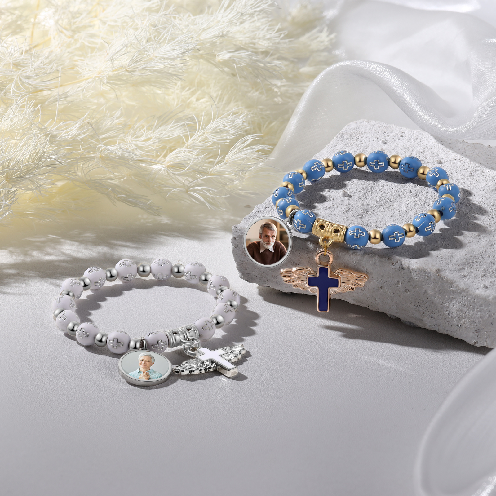 Personalisiertes Foto-Gedenkarmband mit Perlen, Engelsflügel und Rosenkranzkreuz