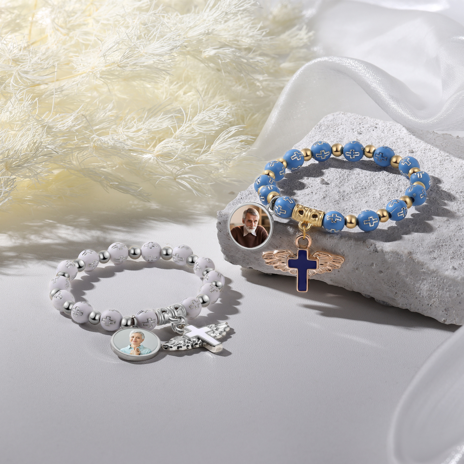 Personalisiertes Foto-Gedenkarmband mit Perlen, Engelsflügel und Rosenkranzkreuz