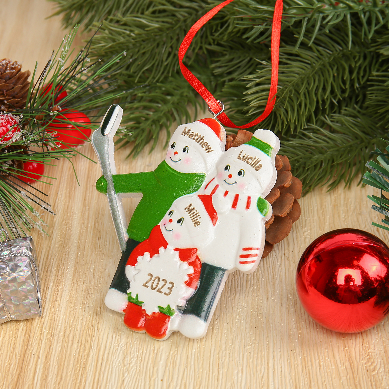 Harz Personalisierte 3 Namen & Jahr Skifahren Familie Weihnachtsornament Weihnachtsbaum Anhänger mit 3 Familienmitgliedern