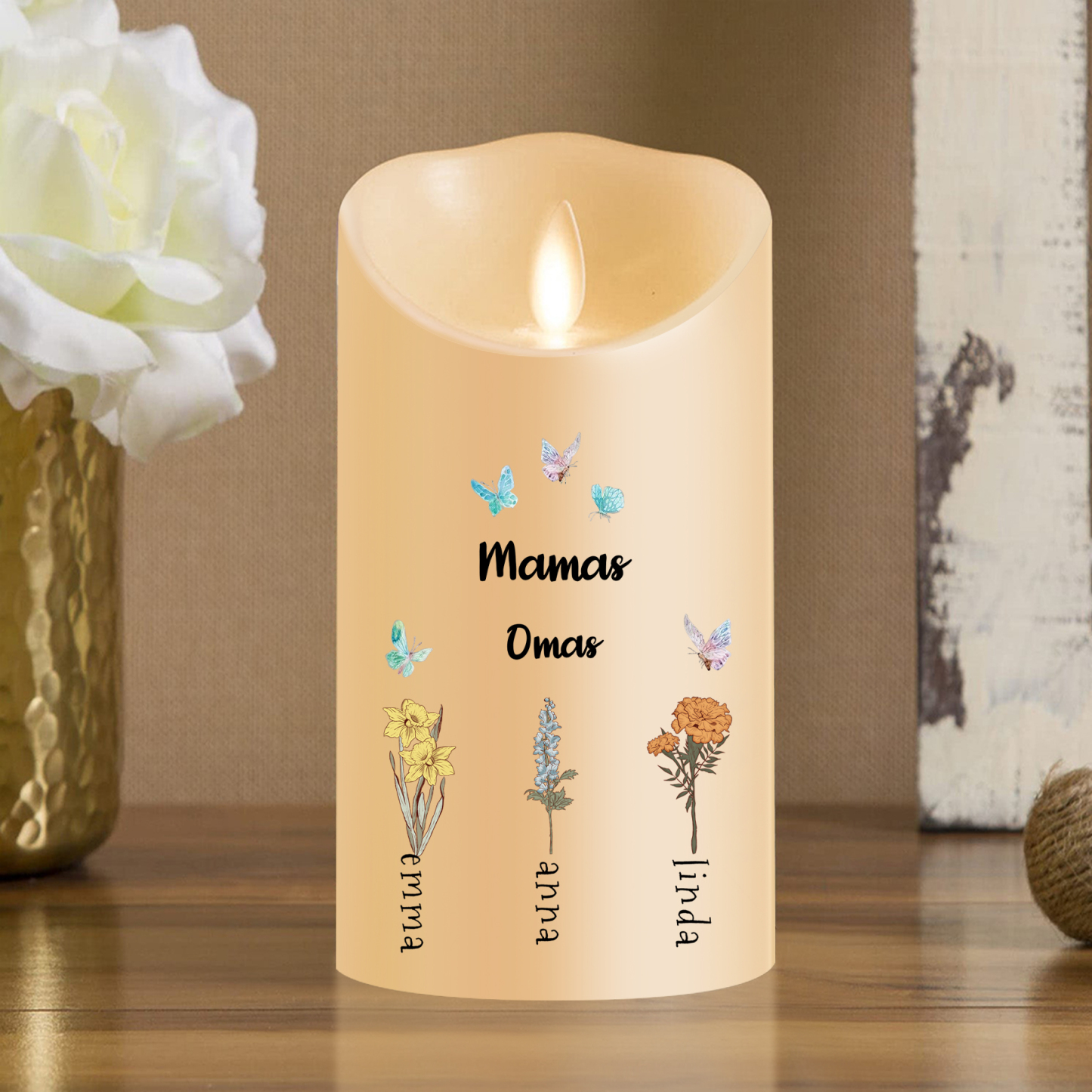 Personalisierte flammenlose LED-Stumpenkerze – Blumen, Schmetterlinge & bis zu 6 Namen für Mama & Oma