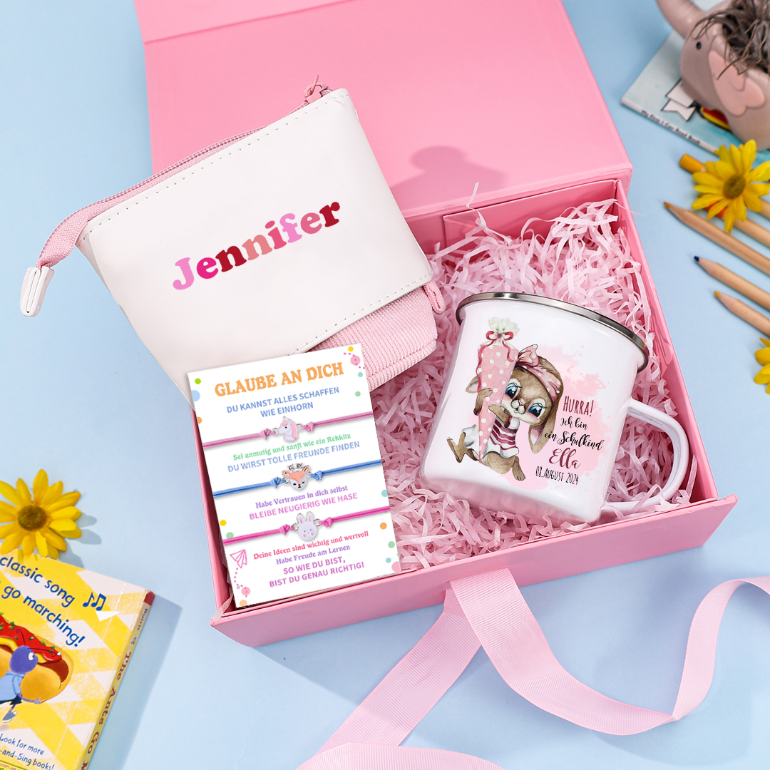 Schulanfang Geschenkset-Personalisierter Name & Datum Hase Emaille Tasse & Personalisierter Name Stifteetui & 3 Gummiband Armbänder Set - Geschenk für Schulkind mit Geschenk Box