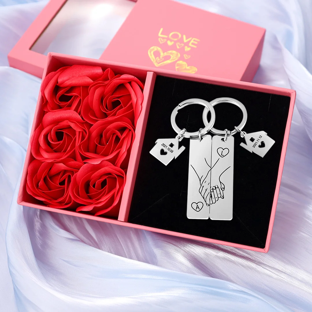 Personalisierbar 2 Buchstaben & 2 Datum- Hand in Hand Zuhause 🏠 Paar Metall-Schlüsselanhänger