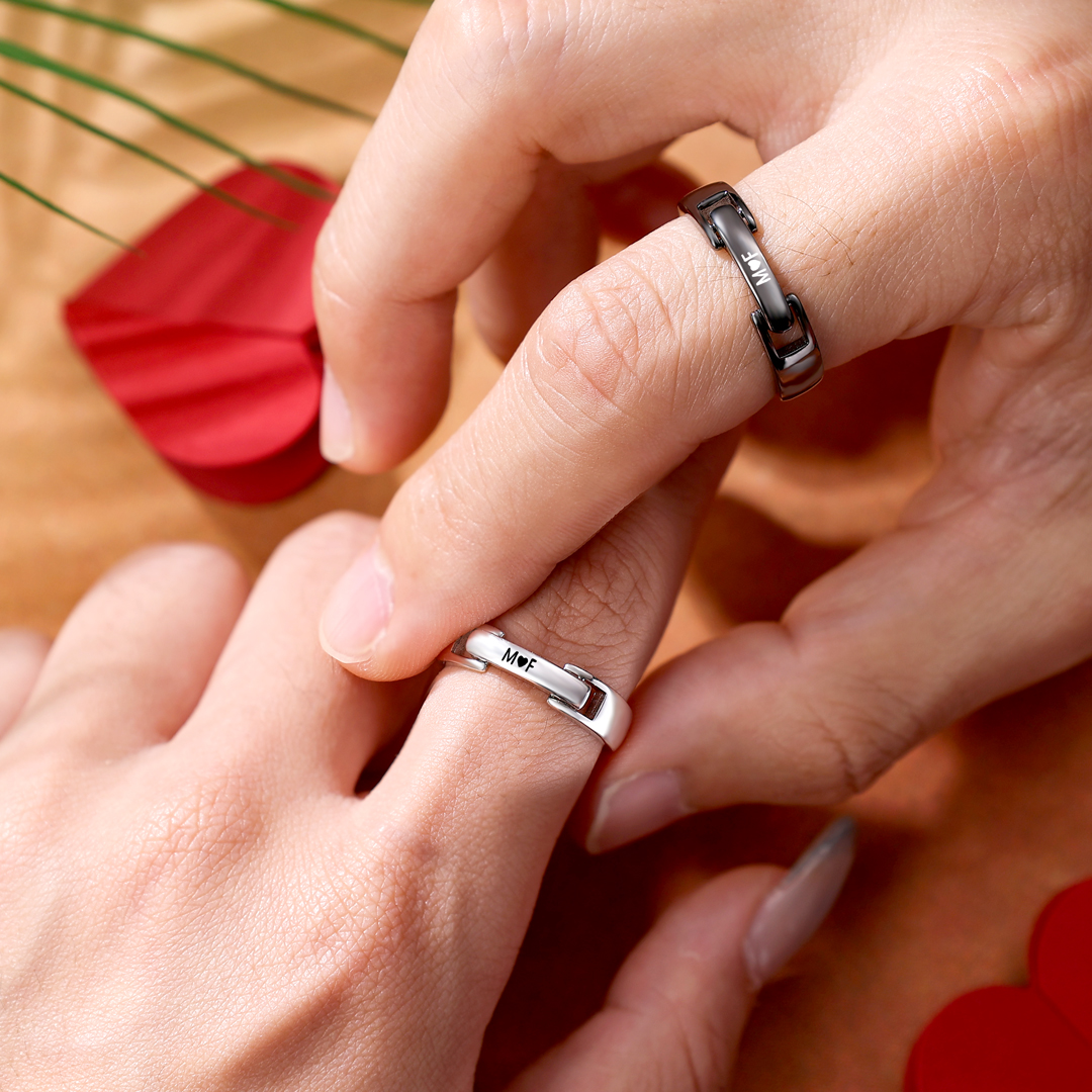 Personalisierter 4 Texte Partnerring Offener Ring für Paare-in Rot Geschenkbox geliefert