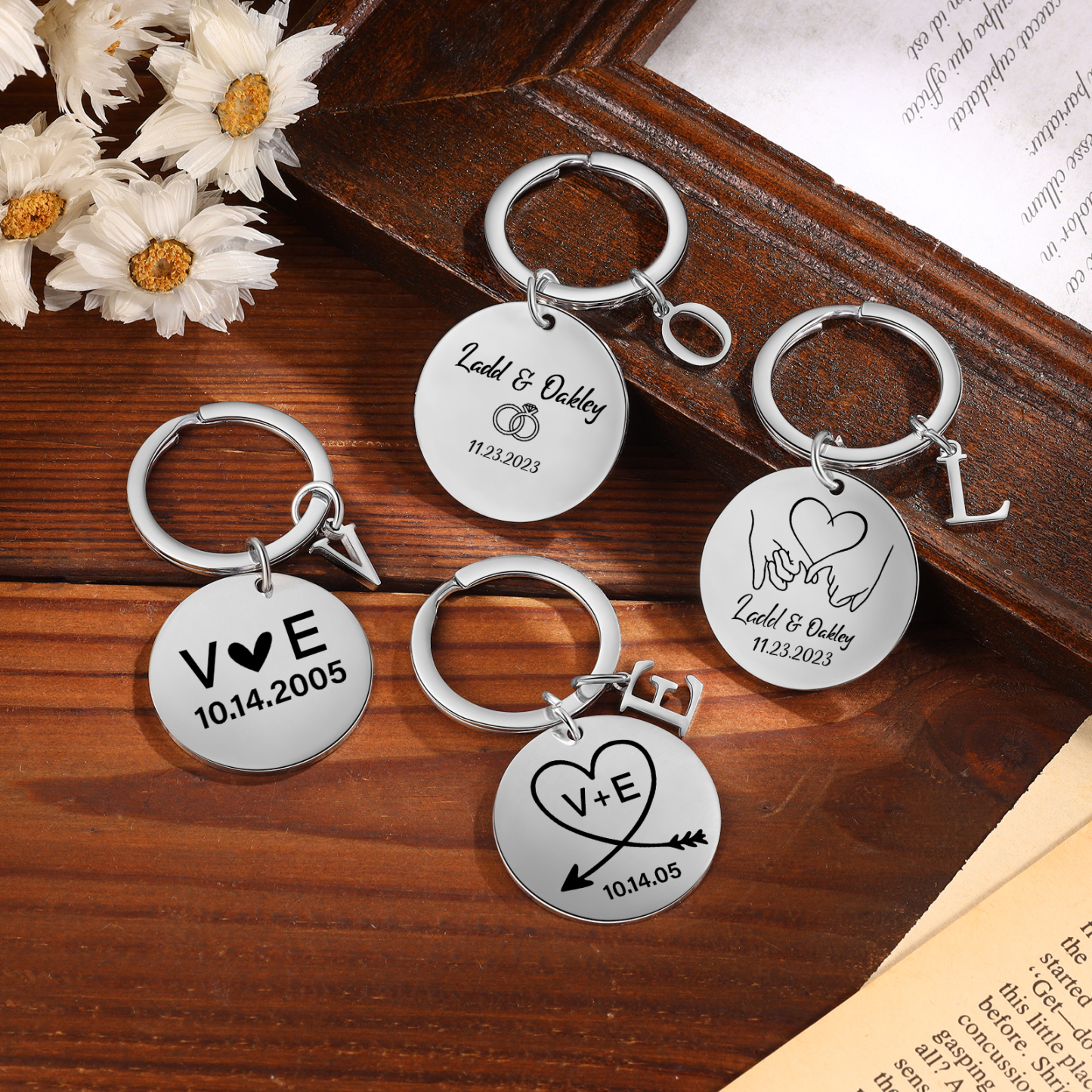 Personalisierte 2 Namen & 2 Datum & 2 Buchstaben Schlüsselanhänger & Geschenkkarte Geschenkbox Set für Paar