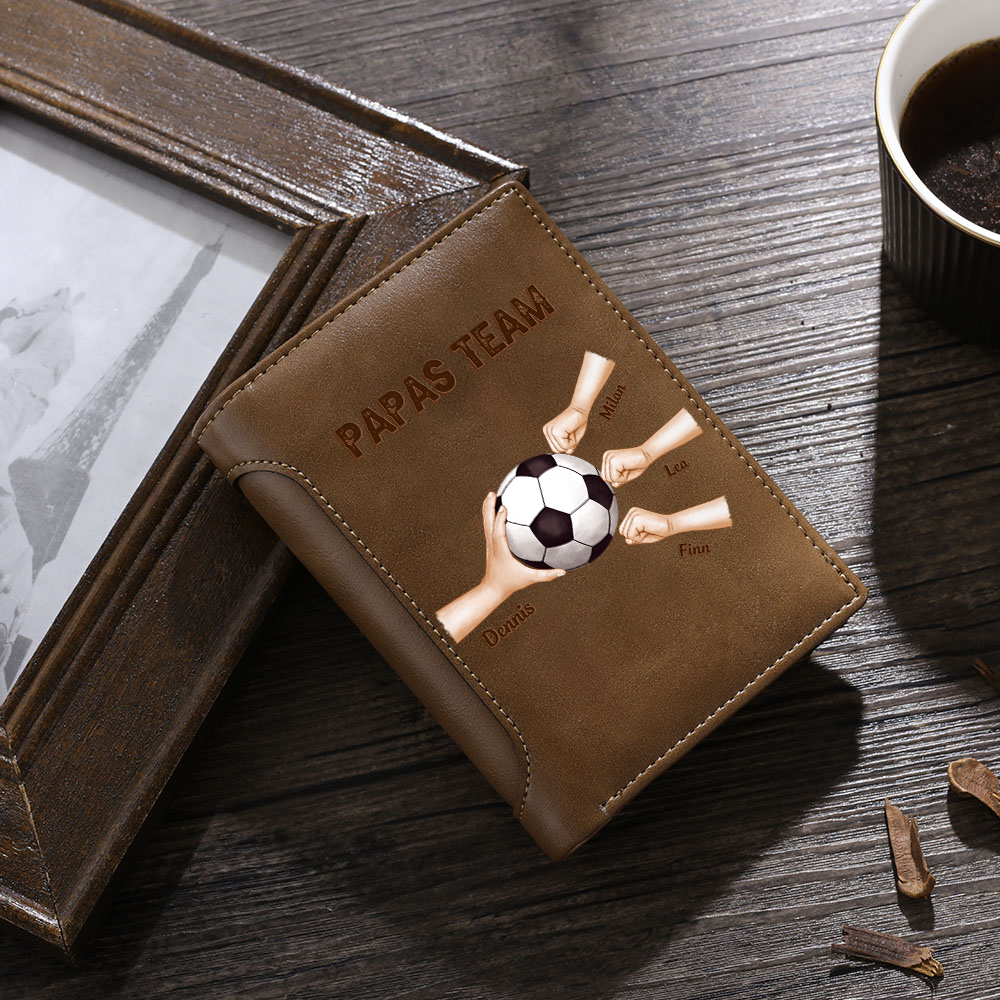 Personalisierte Lederbrieftasche für Papa mit Fußballmotiv und 2–6 Kindernamen Fauststoß-Motiv