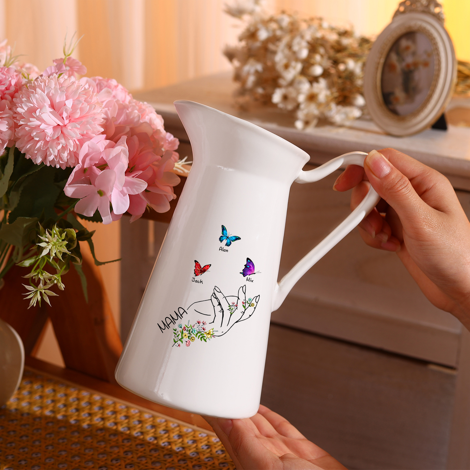 Personalisierte 3 Namen & Text Schmetterling in der Hand Gießvase mit Henkel Familie Vase