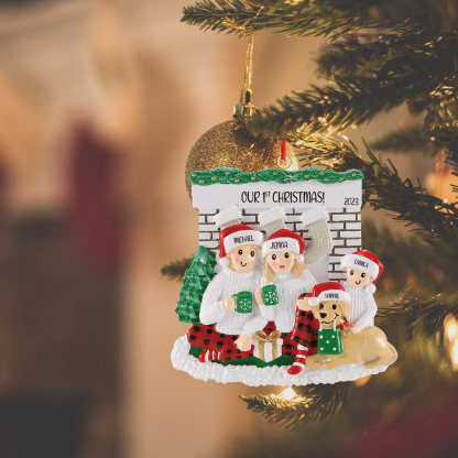Holz Personalisierte 4 Namen & Jahr & Text Kamin Weihnachtsornament Weihnachtsbaum Anhänger mit 3 Familienmitgliedern und 1 Hund