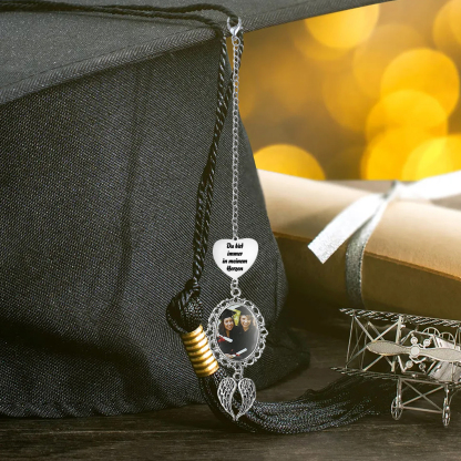 Personalisiertes Foto & Text Anhänger Vintage Engelsflügeln Graduiertenmütze mit Quaste zum Schulabschluss