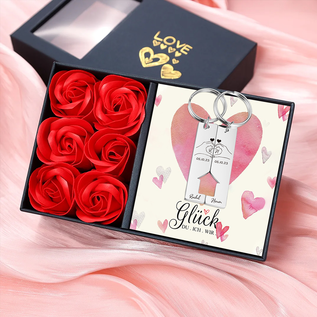 Personalisierbare 2 Namen & 2 Buchstaben & 2 Datum-Herz Geste Ausschnitt in Hausform Paar Metall Schlüsselanhänger-Glück, Du, Ich, Wir-Geschenk mit Nachrichtenkarte 