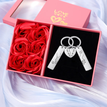 Personalisierbar 2 Buchstaben & Datum-Hand in Hand Herz Paar Metall-Schlüsselanhänger